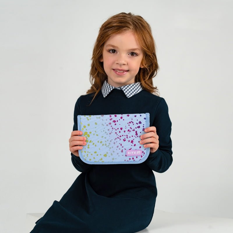 Piórnik szkolny rozkładany – wnętrze z uchwytami, idealny dla uczniów