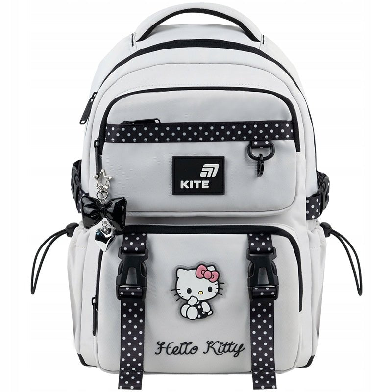 Widok plecaka z przodu z motywem Hello Kitty i wypukłym emblematem.