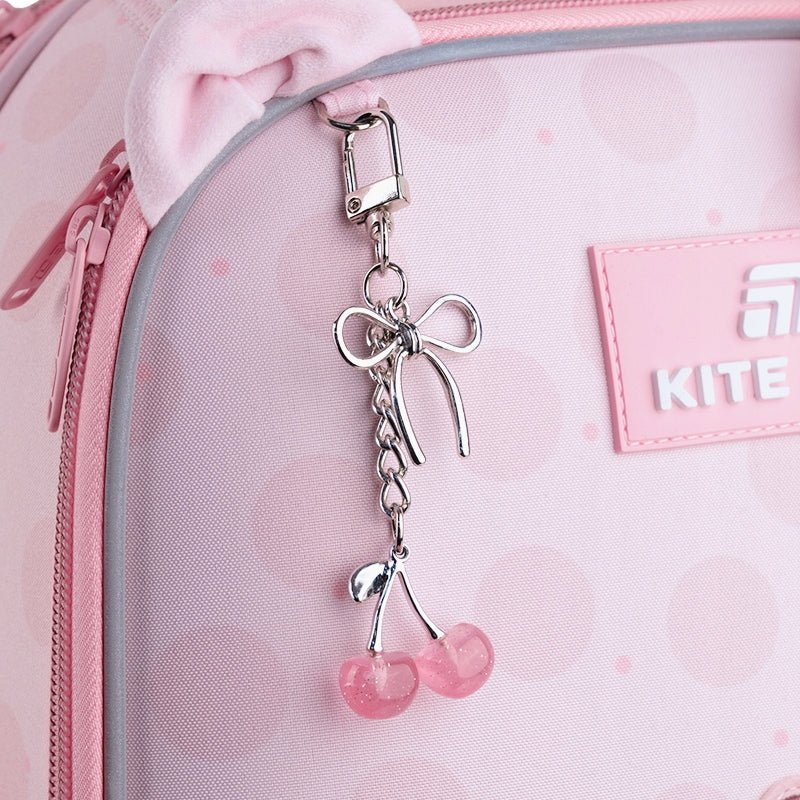 Tornister szkolny Hello Kitty Kite – ozdobny brelok przy zamku błyskawicznym