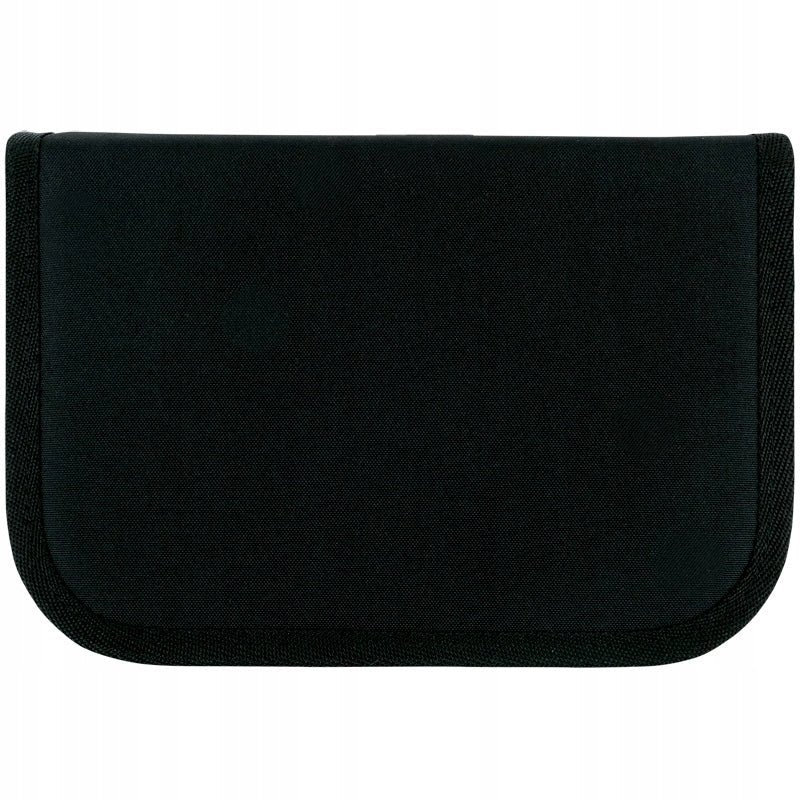 Tył piórnika wykonany z trwałego czarnego poliestru.