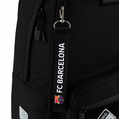 Brelok FC Barcelona przypięty do plecaka