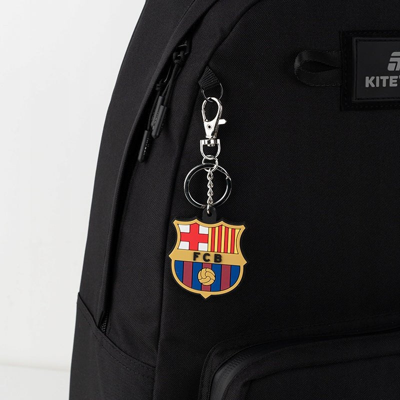 Brelok FC Barcelona przypięty do plecaka