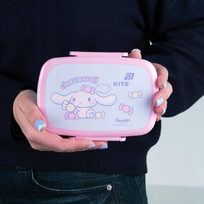 Poręczna śniadaniówka Cinnamoroll w dłoniach dziecka.