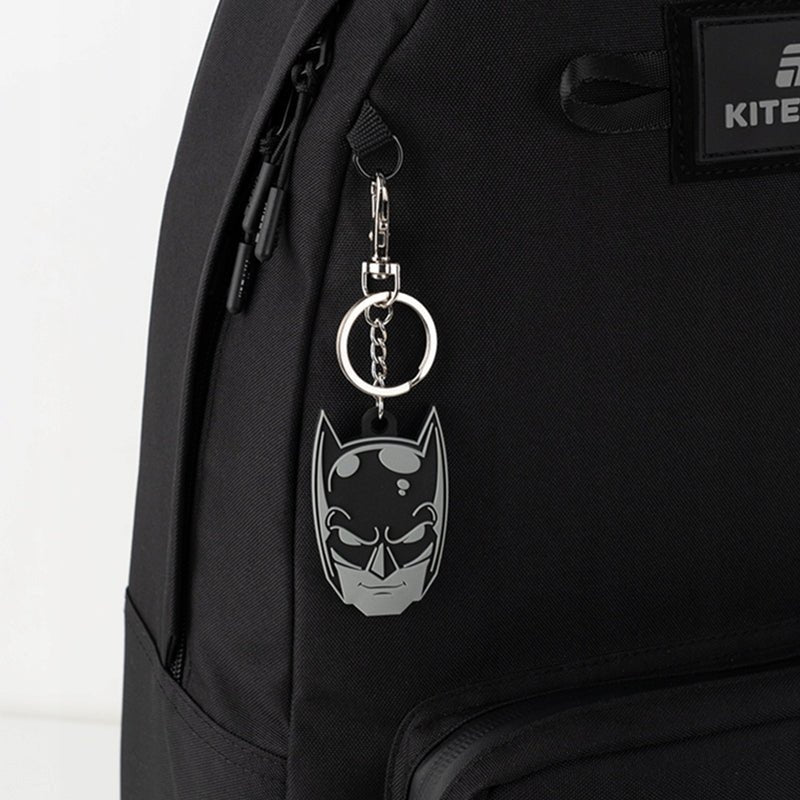 Brelok Batman przypięty do plecaka chłopięcego