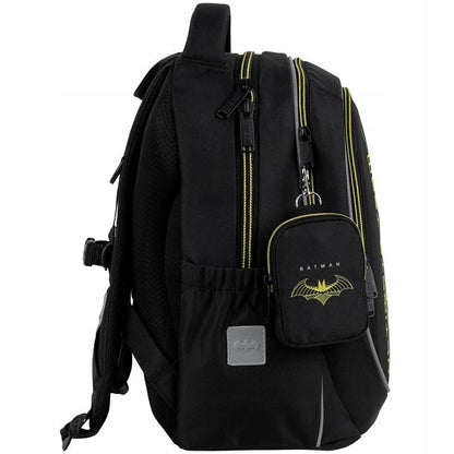 Widok z boku plecaka Kite Batman z przypiętym do karabińczyka portfelikiem, który znajduje się w zestawie.