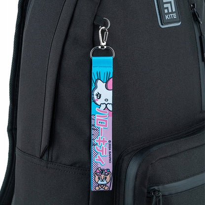 Brelok Hello Kitty przypięty do szkolnego plecaka dziewczęcego