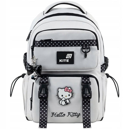 Widok plecaka z przodu z motywem Hello Kitty i wypukłym emblematem.
