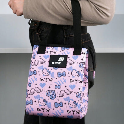 Osoba trzymająca różowy lunchbag Hello Kitty w dłoniach.