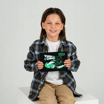 Chłopiec trzymający rozkładany piórnik Kite z serii Hot Wheels.