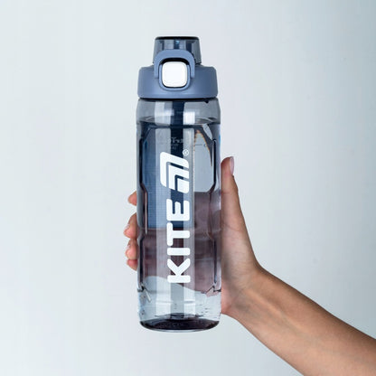 Niebieska butelka tritanowa na wodę Kite 800 ml trzymana wygodnie w dłoni