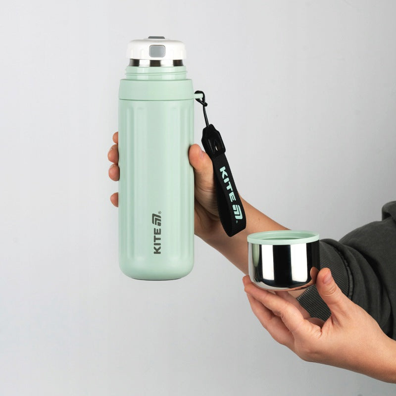 Minimalistyczna obudowa zielonego termosu Kite o pojemności 550 ml