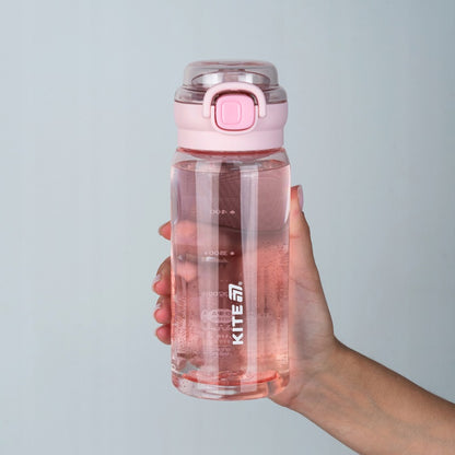 Różowa butelka tritanowa na wodę Kite 500 ml trzymana wygodnie w dłoni