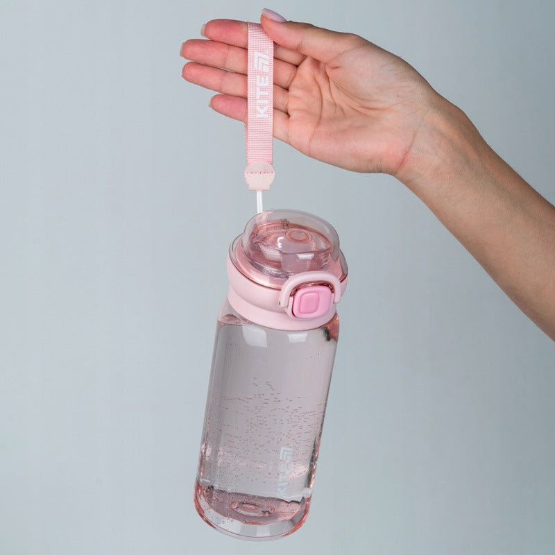 Różowa butelka tritanowa na wodę Kite 500 ml trzymana wygodnie w dłoni