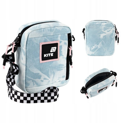 Ogólny widok niebieskiej torebki crossbody Kite wykonanej ze spranego dżinsu.