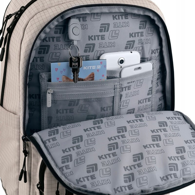 Odpinany brelok wewnątrz plecaka ułatwiający kontrolę nad kluczami.