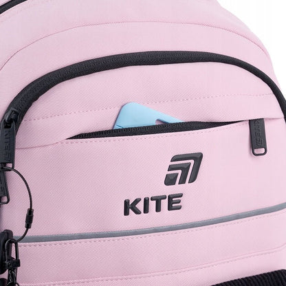 Detal plecaka Kite – logo marki i zamek błyskawiczny