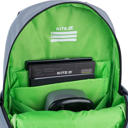 Wnętrze plecaka Kite Urban z książkami i akcesoriami szkolnymi