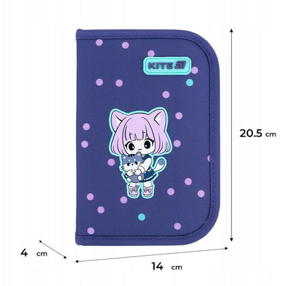 Infografika przedstawiająca wymiary piórnika Kite idealnie pasującego do szkolnego plecaka.
