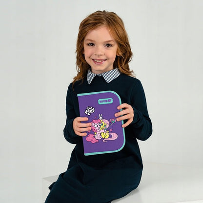 Dziewczynka trzymająca rozkładany piórnik My Little Pony, prezentująca jego wielkość i kolorystykę.
