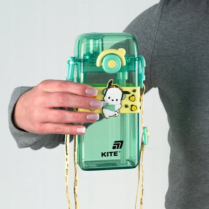 Trzymanie butelki tritanowej Kite – widok na kompaktowy rozmiar 500 ml idealnie dopasowany do dłoni.