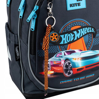 brelok na metalowym karabińczyku przypięty do plecaka Hot Wheels