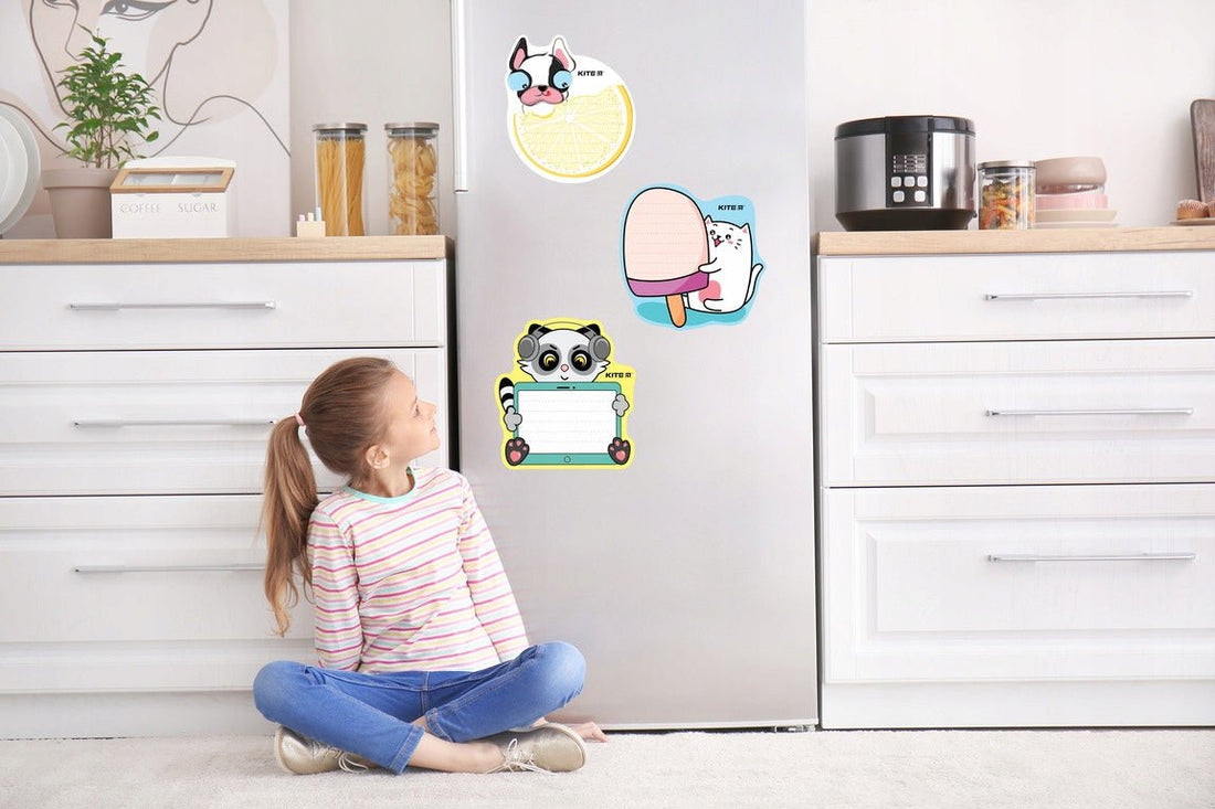 Dziecko rysuje na tablicy magnetycznej, tablica Kite K22-474-2  suchościeralna na lodówce