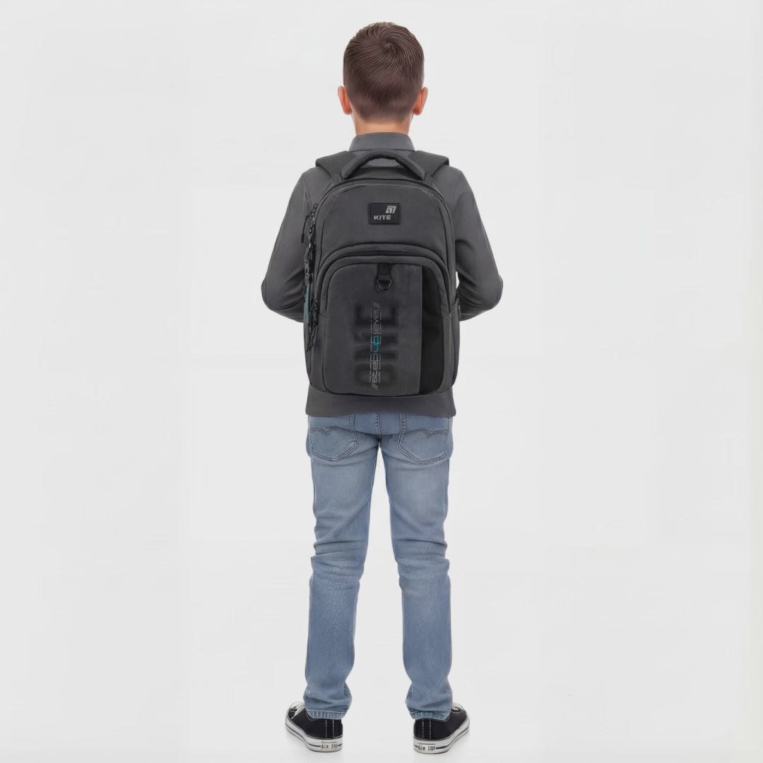 Rucsac școlar Kite Step Up negru pentru băieți cu vârsta cuprinsă între 9 și 12 ani, cu lanț