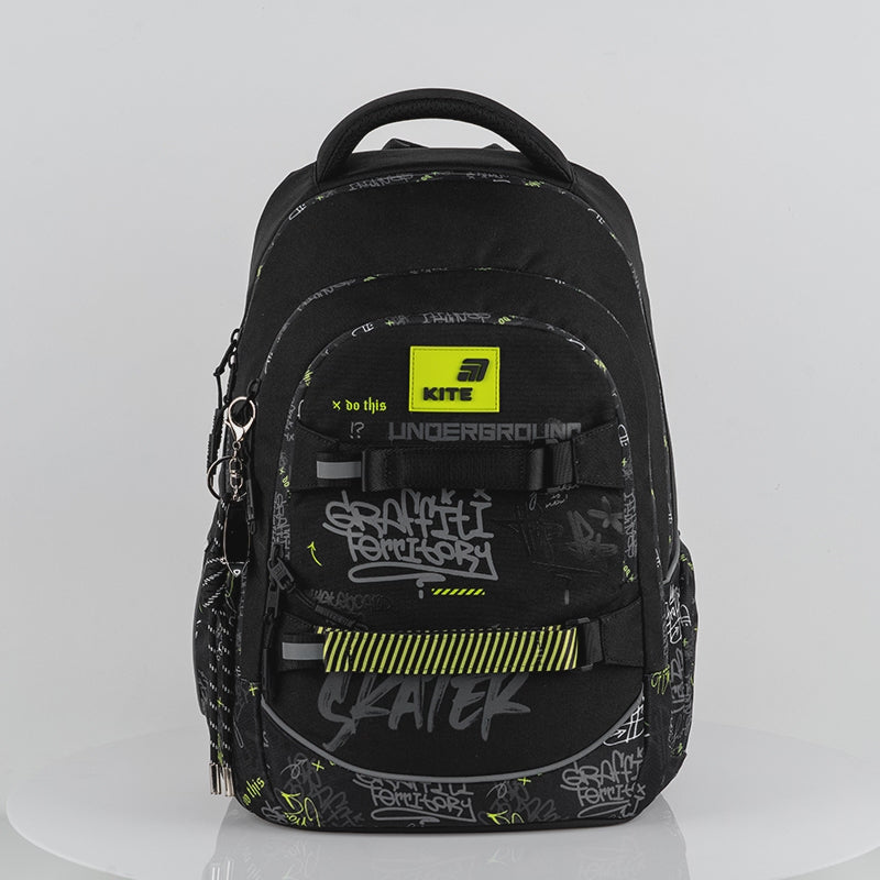 Rucsac școlar Kite Graffiti AGS negru pentru băieți 9-12 ani cu suport pentru skateboard